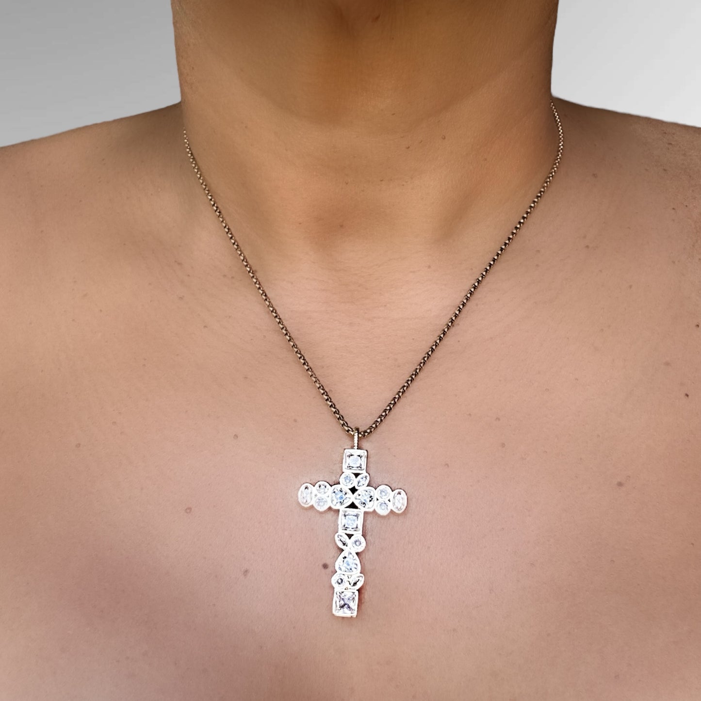 Amira Necklace – Sparkling CZ Pendant in Luxurious 18k Gold
