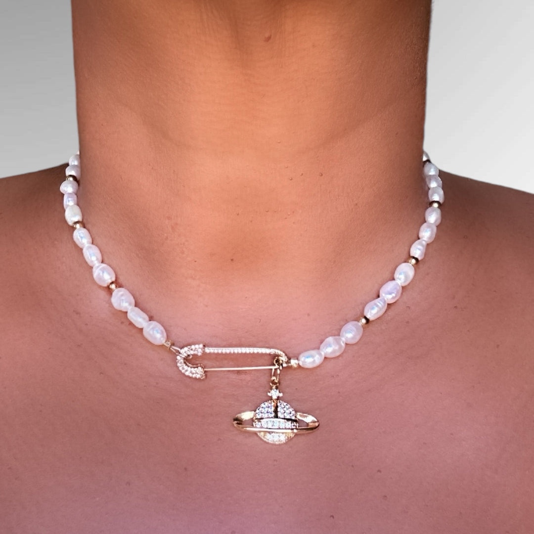 Diva Necklace – Glamorous 18k Gold Pendant with Stunning CZ Sparkle