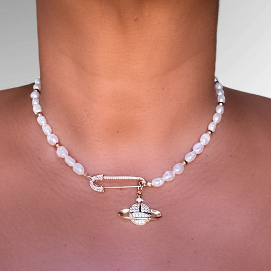 Diva Necklace – Glamorous 18k Gold Pendant with Stunning CZ Sparkle