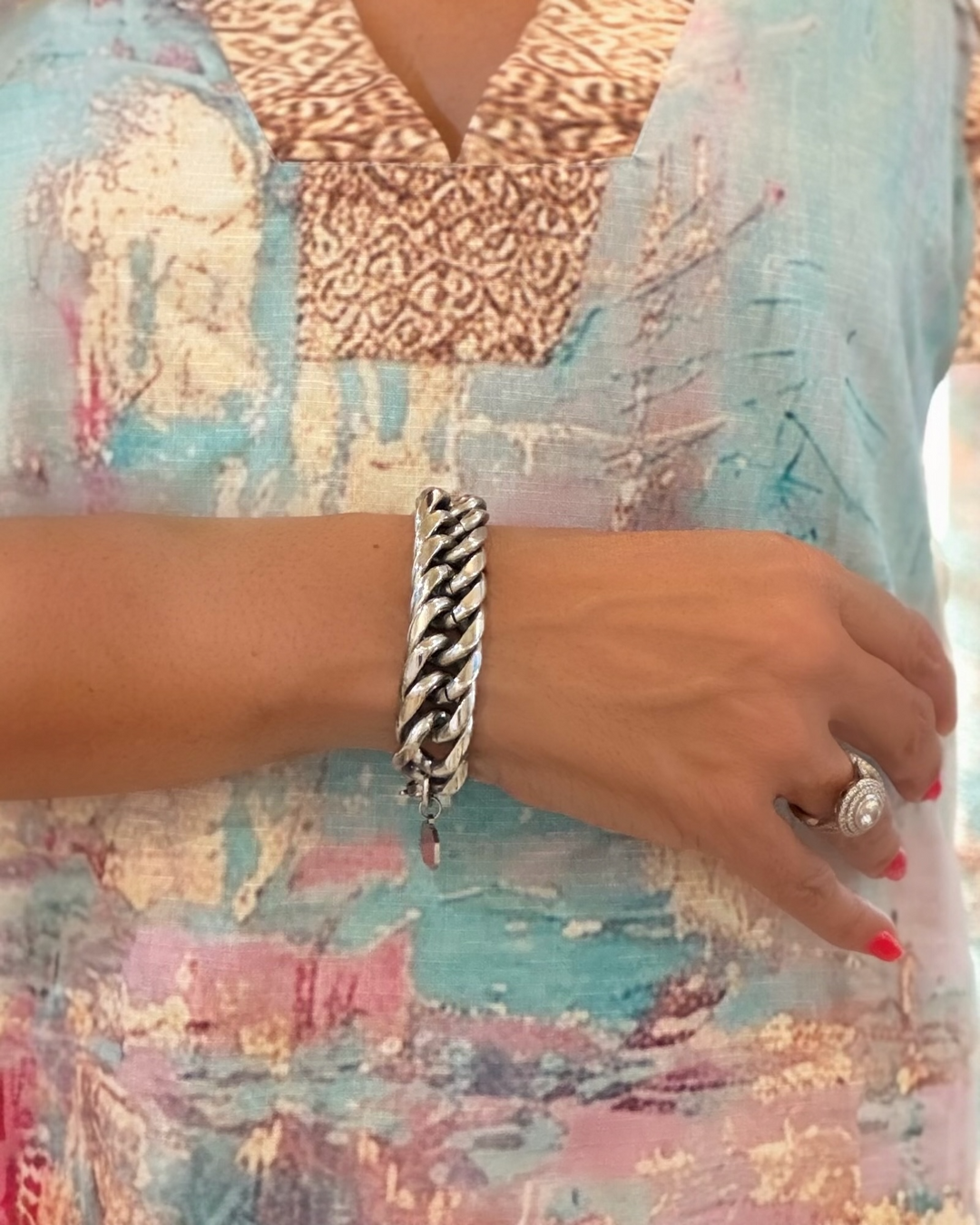 woman wearing thick chain link bracelet